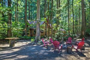 Imagen de la galería de Three Enchanting Riverfront Cabins Hot Tub Access, en Index