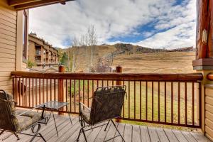 un porche con 2 sillas y una mesa. en Antlers, en Steamboat Springs