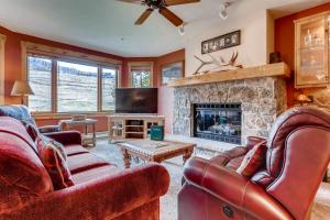 sala de estar con 2 sofás y chimenea en Antlers, en Steamboat Springs