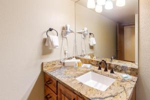 bagno con lavandino e grande specchio di Torian Plum Plaza 401 a Steamboat Springs