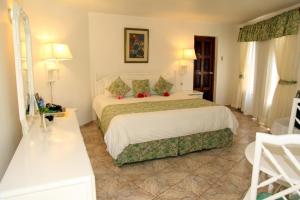 Una cama o camas en una habitación de Negril Treehouse Resort