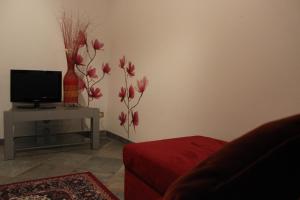 a living room with a vase with flowers on the wall at Palazzo Bufalari appartamento in centro storico in Città della Pieve