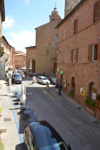 une rue avec une voiture garée devant un bâtiment dans l'établissement Palazzo Bufalari appartamento in centro storico, à Città della Pieve
