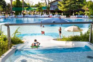 a group of people in a pool at a water park at hu Altomincio Village in Valeggio sul Mincio