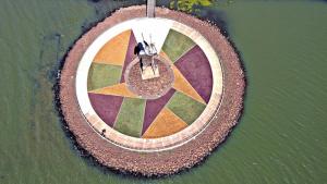 una vista aérea de un círculo con una rosquilla en el agua en Hotel Posadas en Posadas