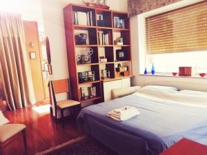 una camera con letto e libreria di Casa Salvià a Crotone
