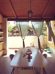 tavolo e sedie in una stanza con finestra di Casa Salvià a Crotone