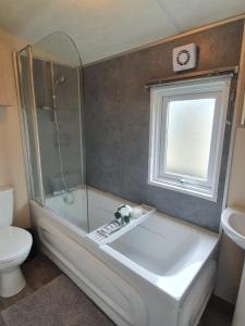 Foxwood Lodge Private Hot Tub Getaway tesisinde bir banyo