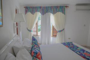 Una cama o camas en una habitación de Negril Treehouse Resort