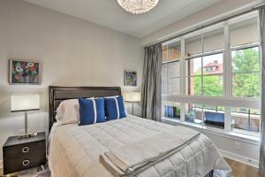 Llit o llits en una habitació de Chic Condo with Balcony in the Heart of Annapolis!
