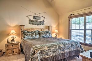 Postel nebo postele na pokoji v ubytování Screened Deck Cozy Branson West Cabin! + 28 fotografií