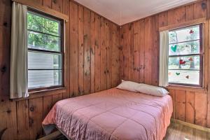 Ένα ή περισσότερα κρεβάτια σε δωμάτιο στο Dent Cabin on Star Lake with Dock, Deck, Dining