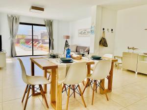 a kitchen and dining room with a table and chairs at CASA GECO in Playa Blanca