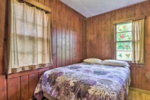 Postel nebo postele na pokoji v ubytování Lakefront Dent Cabin - Boat Rentals and Docks!