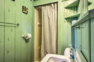 Koupelna v ubytování Lakefront Dent Cabin - Boat Rentals and Docks! + 19 fotografií