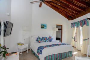 Una cama o camas en una habitación de Negril Treehouse Resort