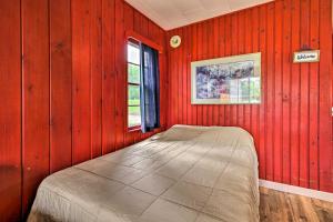 ein Schlafzimmer mit einem Bett in einer roten Wand in der Unterkunft Dent Resort Cabin - Ultimate Star Lake Escape in Dent