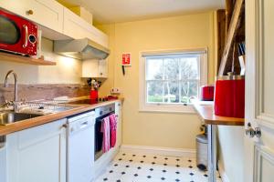 A kitchen or kitchenette at Linden Guest House 