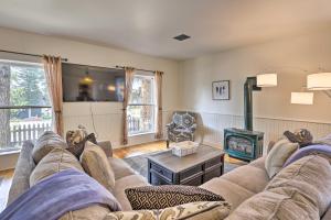 un soggiorno con divano e stufa a legna. di Breckenridge Home with Hot Tub - Walk to Main St! a Breckenridge