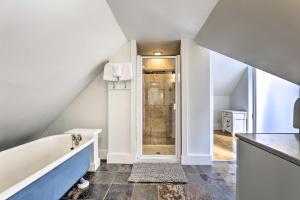 un bagno con lavandino e vasca da bagno di Breckenridge Home with Hot Tub - Walk to Main St! a Breckenridge Altre 30 foto