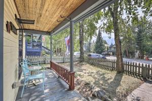 una veranda con una sedia blu e una recinzione di Breckenridge Home with Hot Tub - Walk to Main St! a Breckenridge