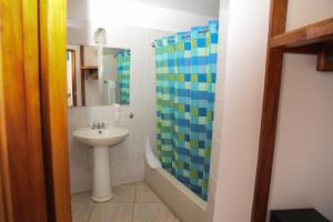 Un baño de Negril Treehouse Resort