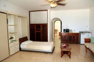 Una cama o camas en una habitación de Negril Treehouse Resort