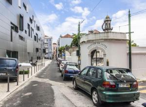 einem grünen Auto, das vor einem Gebäude parkt in der Unterkunft Torel Delight in Lissabon