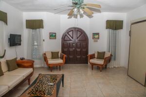 Una televisión o centro de entretenimiento en Negril Treehouse Resort