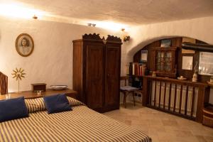 una camera con letto e armadio in legno di Appartamenti Maison Guyon a Chambave