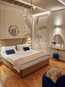 a bedroom with a large bed and a mirror at Renascentia Garden Relais in Florence