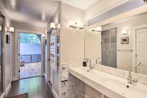 Ένα μπάνιο στο White Mountain Escape with Separate In-Law Suite!