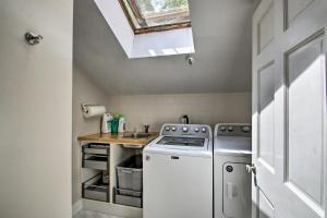 Η κουζίνα ή μικρή κουζίνα στο White Mountain Escape with Separate In-Law Suite!