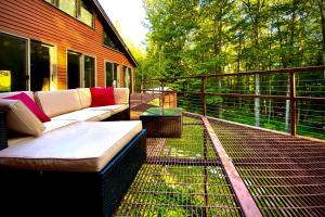 Μπαλκόνι ή βεράντα στο White Mountain Escape with Separate In-Law Suite!