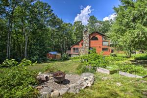 Κήπος έξω από το White Mountain Escape with Separate In-Law Suite!