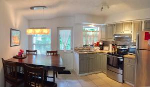 A kitchen or kitchenette at Tropical Fruit Garden