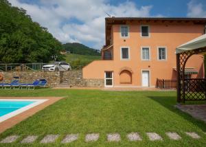 Bazén v ubytovaní Agriturismo Tenuta Adamo alebo v jeho blízkosti