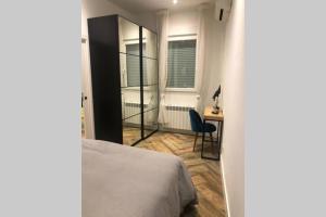 1 dormitorio con 1 cama y escritorio con silla en Beautiful Apartment in La Latina en Madrid