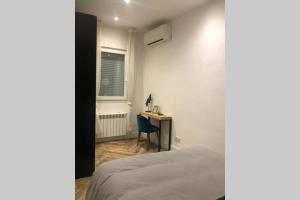 1 dormitorio con cama, escritorio y ventana en Beautiful Apartment in La Latina en Madrid