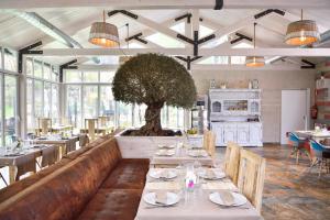 a restaurant with tables and a tree in the middle at Habitaciones Premium Finca la Casona in San Rafael