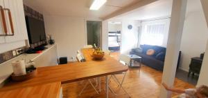 Bergen Apartment with Fjord View的厨房或小厨房