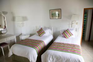 Una cama o camas en una habitación de Negril Treehouse Resort