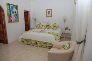 Una cama o camas en una habitación de Negril Treehouse Resort