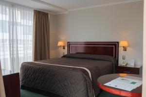 聖地亞哥的住宿－萊昂納多達芬奇酒店，酒店客房设有床、桌子和窗户。