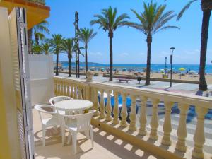 サロウにあるApartamento Miramarのビーチの景色を望むバルコニー(テーブル、椅子付)