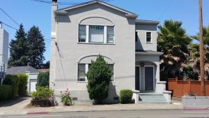 奧克蘭的住宿－Remodeled Cottage in Berkeley/Oakland Rockridge，前面有一棵树的白色房子