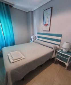 クエンカにあるDomus Cuencaのベッドルーム(大型ベッド1台、青いカーテン付)