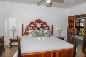 Una cama o camas en una habitación de Negril Treehouse Resort
