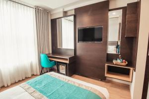 Uma TV ou centro de entretenimento em Hotel Diamond Lima