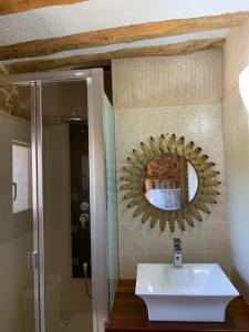 baño con lavabo y espejo en la pared en Casa Rural Ladrón de Semillas, en Elche de la Sierra